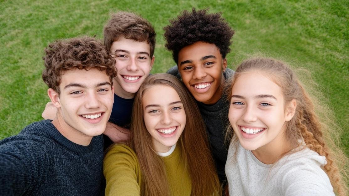 En gruppe ungdommer som smiler - Klikk for stort bilde